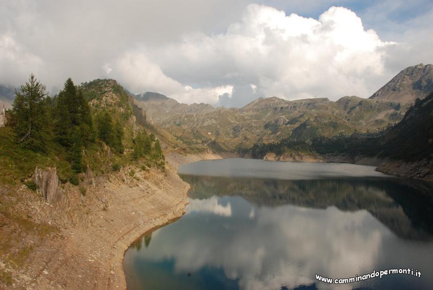 147 sullo sfondo Rifugio Calvi.JPG